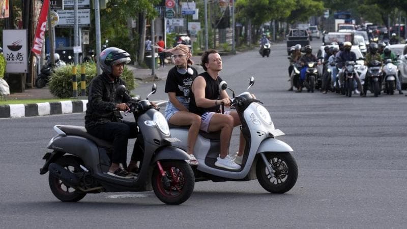 Turis Asing Bikin Onar dan Kerja Ilegal di Bali, Imigrasi Bisa Apa?