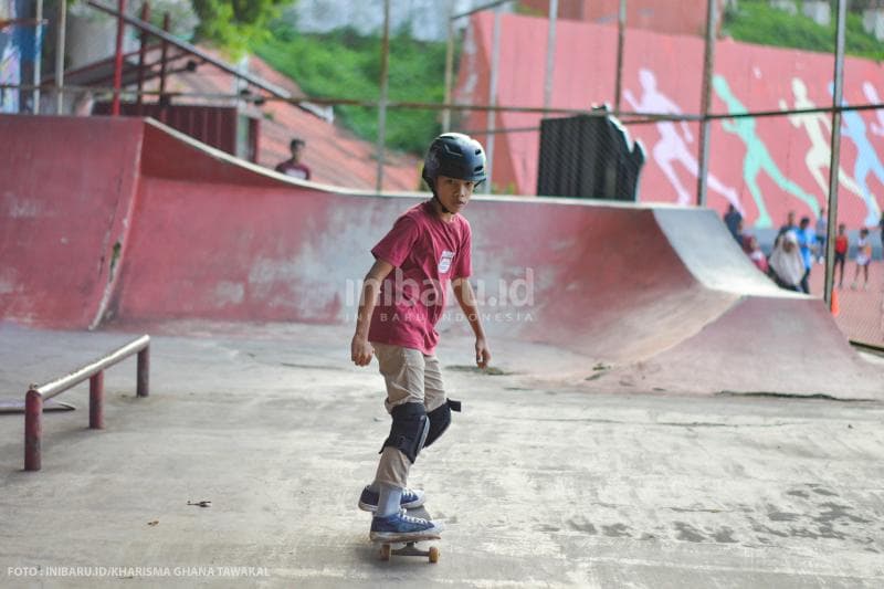 Maleakhi Agra Raditya sedang melakukan seluncur di atas papan skateboard-nya.