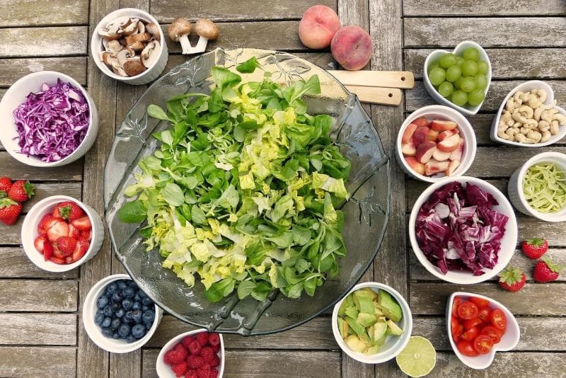 Meski sehat, namun beberapa nutrisi yang dibutuhkan tubuh sulit ditemukan dalam sayur. (via Kelas Pintar)