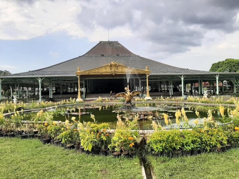 Pura Mangkunegaran adalah istana tempat kediaman raja atau adipati Mangkunegaran. (Google User Content/Araminta Shinttadevi)