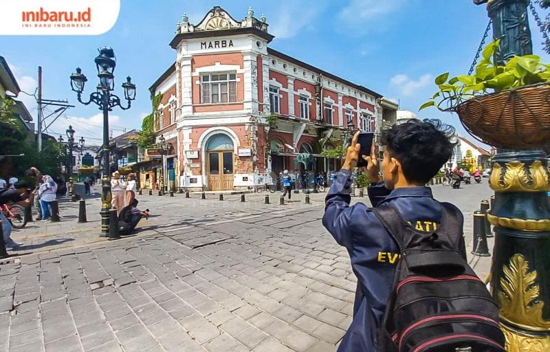 Salah satu anggota Phonegraphy Semarang tengah memotret Gedung Marba menggunakan ponsel. (Inibaru.id/ Fitroh Nurikhsan)