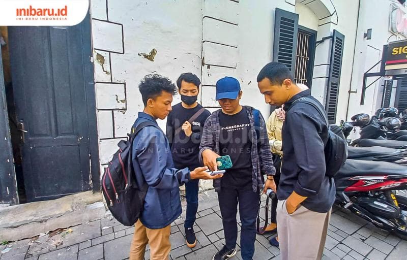 Para phonegrafer yang tergabung dalam Komunitas Phonegraphy Semarang terlihat sedang mendiskusikan hasil jepretan foto. (Inibaru.id/ Fitroh Nurikhsan)