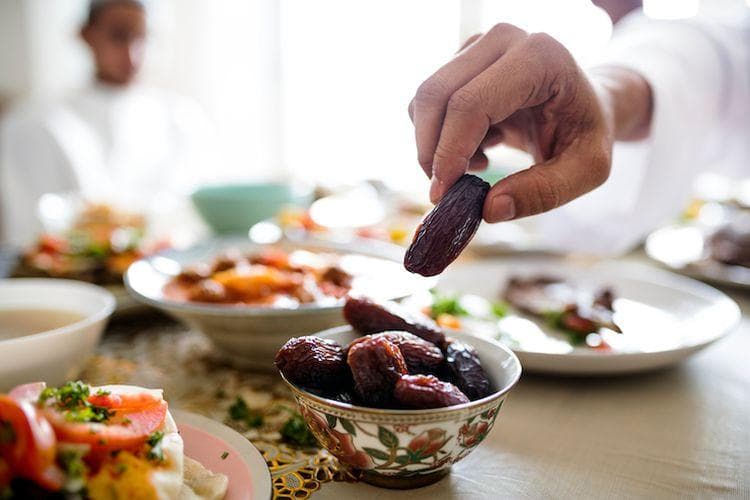 Jangan asal makan ketika berbuka puasa karena bisa menaikkan asam lambung. (Shutterstock)