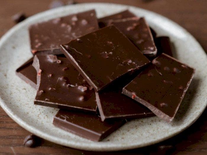 Makanan tinggi gula seperti cokelat dapat memicu produksi sebum yang bisa memperparah jerawat. (Pexels/Annet Lusina)