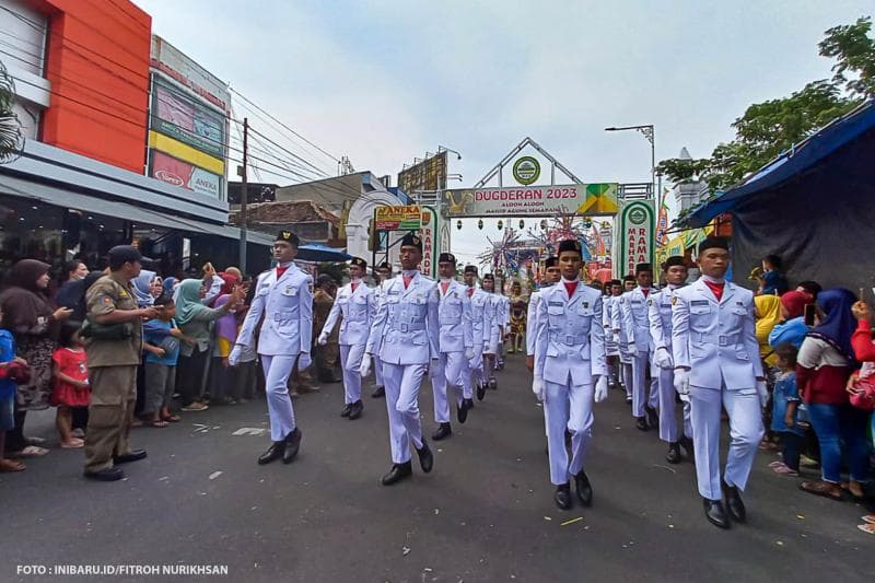 Paskibraka dengan pakaian serba putih turut mengawal peserta arak-arakan dugderan Semarang.