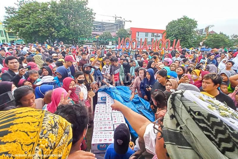 Suasana masyarakat di Aloon-Aloon Semarang ketika hendak berebut air Khataman Quran.