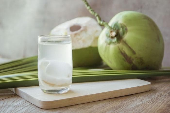 Air kelapa mengandung elektrolit yang dapat menggantikan cairan tubuh. (Shutterstock via Detik)