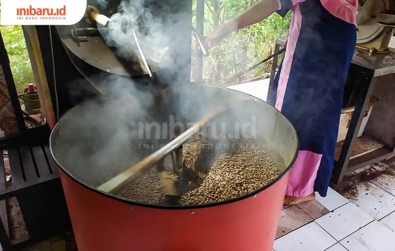 Proses roasting kopi yang dilakukan di mesin roasting&nbsp; kapasitas&nbsp; 25 kilogram. (Inibaru.id/ Rizki Arganingsih)