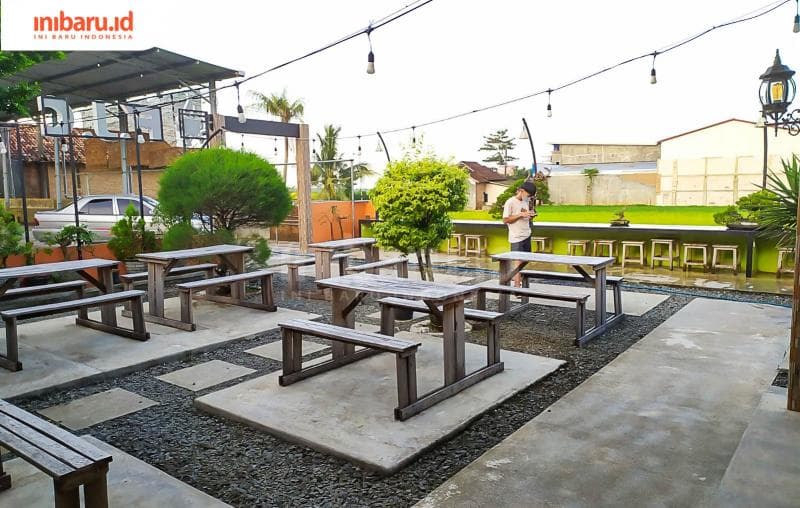 Sisi outdoor coffee shop milik Muttaqin.&nbsp;&nbsp;(Inibaru.id/ Rizki Arganingsih)