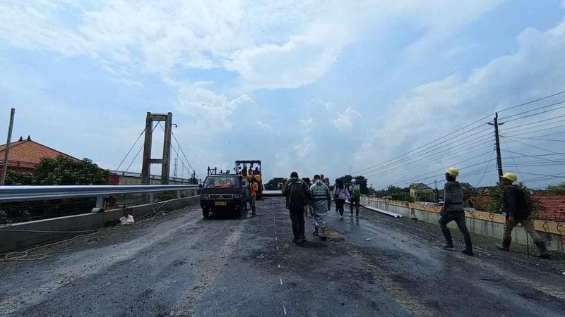 Jembatan Juwana Pati kini sedang dalam tahap pengaspalan. (Betanews/Kholistiono)