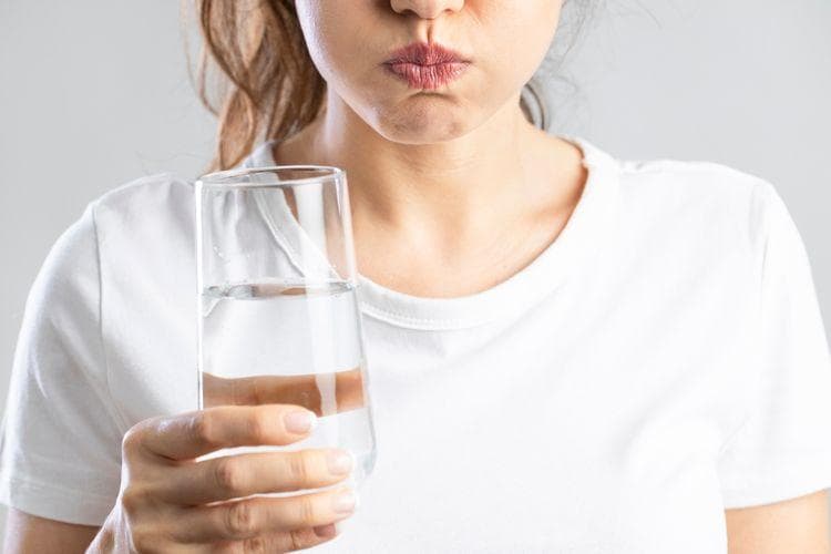 Selain mengatasi gigi sensitif, berkumur dengan air garam juga mencegah bau mulut. (Shutterstock)