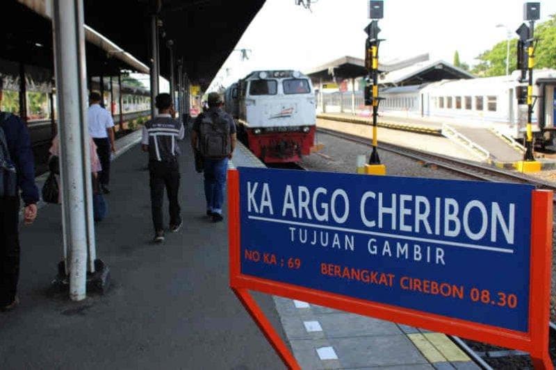 KA Argo Cheribon masih memakai nama lama Cirebon pada zaman Hindia Belanda. (Antara/Khaerul Izan)
