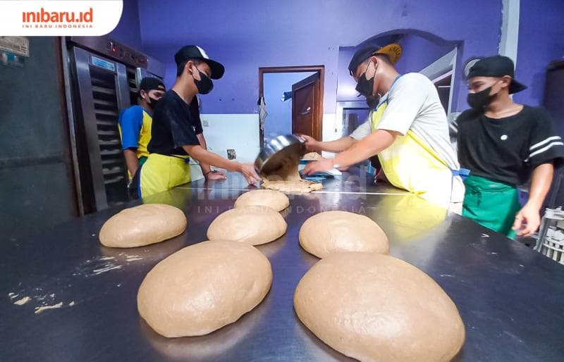 Proses pembuatan adonan roti betakul di rumah produksi Super Roti Bekatul Semarang (Inibaru.id/ Fitroh Nurikhsan)