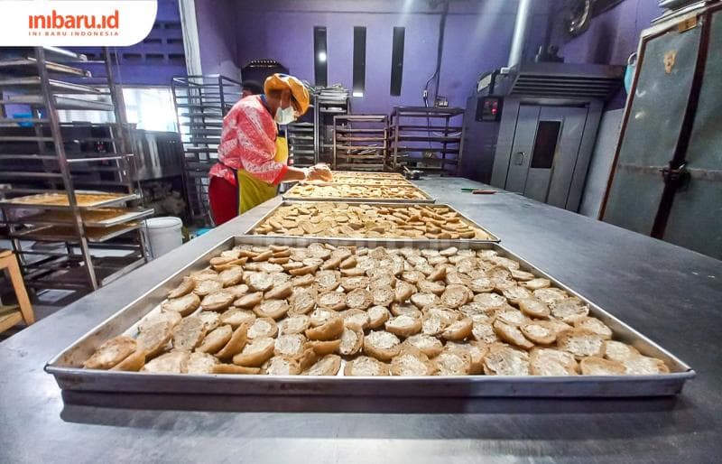 Proses pemberian toping roti bekatul di rumah produksi Super Roti Semarang. (Inibaru.id/ Fitroh Nurikhsan)