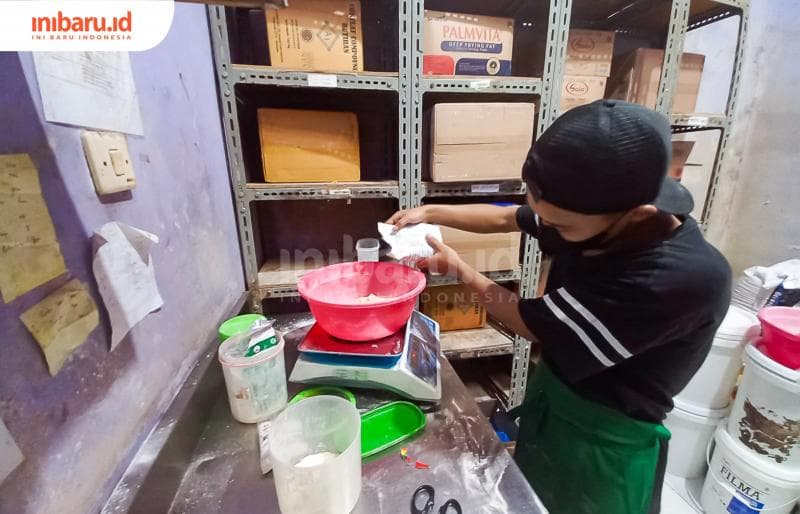 Proses pembuatan adonan roti bekatul di rumah produksi Super Roti Semarang. (Inibaru.id/ Fitroh Nurikhsan)