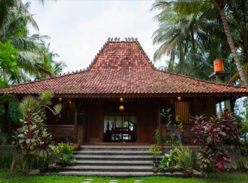 Rumah adat Jawa yang di dalamnya biasa terdapat ruangan sakral bernama senthong. (Ruparupa)