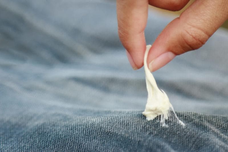 Membersihkan permen karet menempel di baju. (Cleanipedia)