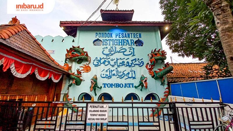 Potret depan Pondok Pesantren Istighfar Tombo Ati Semarang. (Inibaru.id/ Fitroh Nurikhsan)