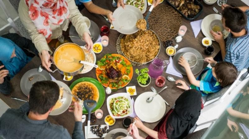 Ketika berkumpul, orang cenderung makan lebih banyak. (Shutterstock via Suara)