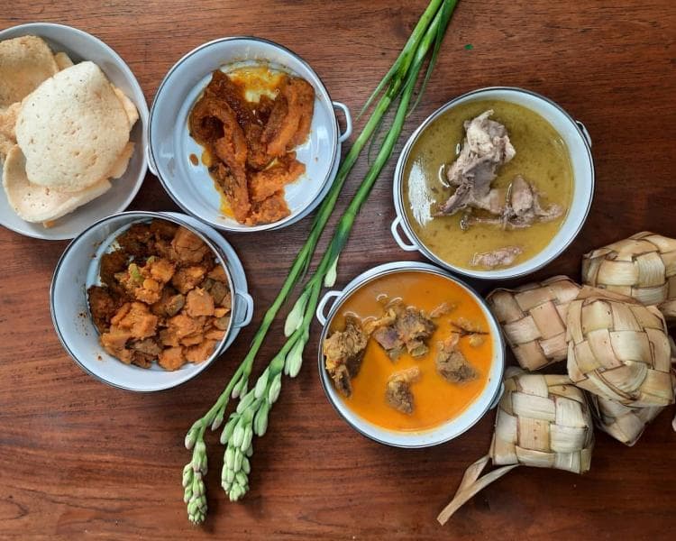 Menghantarkan makanan kepada keluarga jelang lebaran menjadi salah satu cara untuk memperat silaturahmi. (Instagram/Mediyana Mahendra)