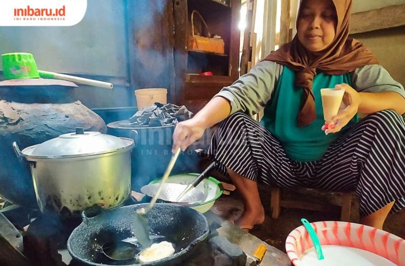 Proses penggorengan carang madu oleh Parmi, produsen carang madu rumahan asal Kabupaten Pati. (Inibaru.id/ Rizki Arganingsih)