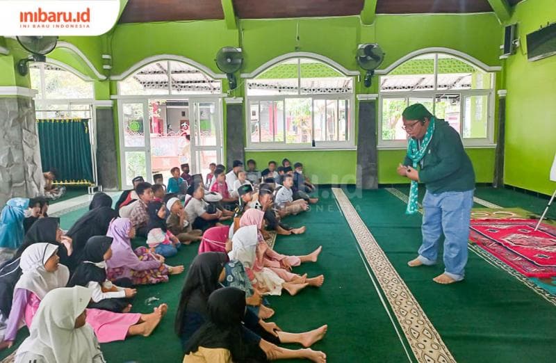 Kempo Antaka mendongeng di hadapan anak-anak di Masjid Al-Fath, Jatisari, Mijen, Kota Semarang, belum lama ini. (Inibaru.id/ Fitroh Nurikhsan)