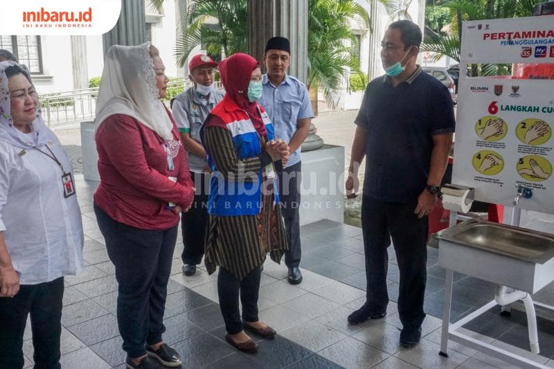 Wali Kota Semarang Hendrar Prihadi menerima bantuan dari Pertamina. (Inibaru.id/ Audrian F)<br>