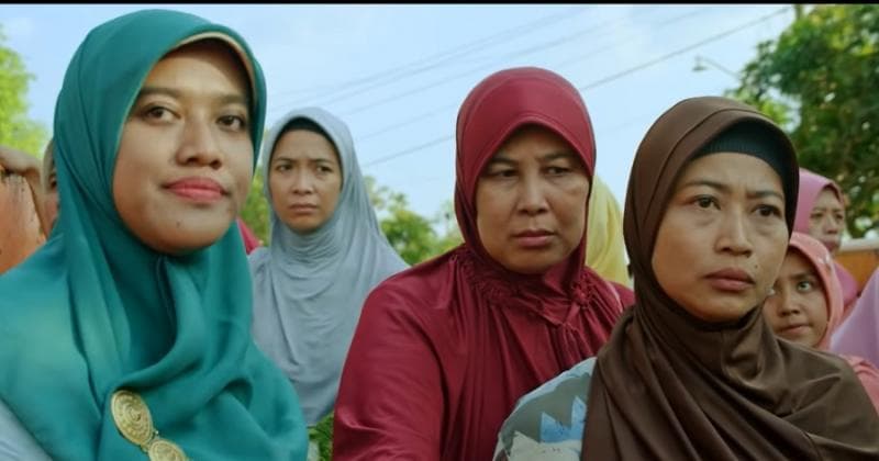 Film Tilik (2018) menggambarkan kebiasaan masyarakat Jawa membesuk orang sakit. (Ravacana Films)