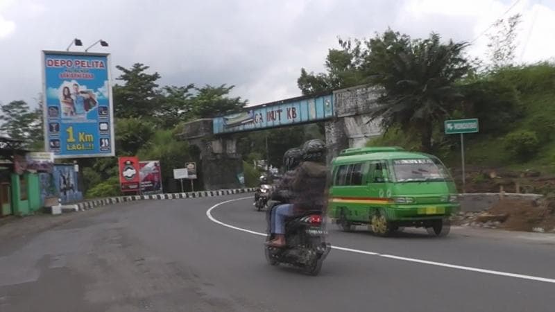 Jembatan rel kereta yang terbengkalai di Banjarnegara. (YouTube/Maybi Prabowo)