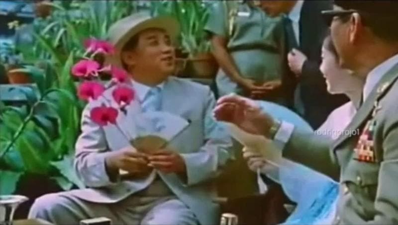Kim Il Sung saat kali pertama melihat Kimilsungia di Kebun Raya Bogor. (Pikiran Rakyat/YouTube/Pojok Sejarah)