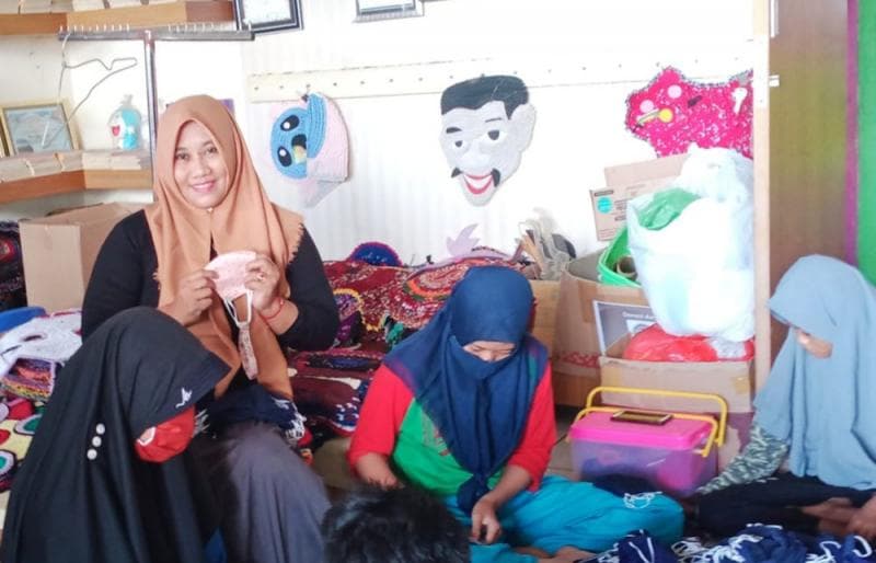 Irma Suryati dengan Mutiara Handycraft berusaha mengangkat martabat kaum difabel. (MI/Lilik Darmawan)