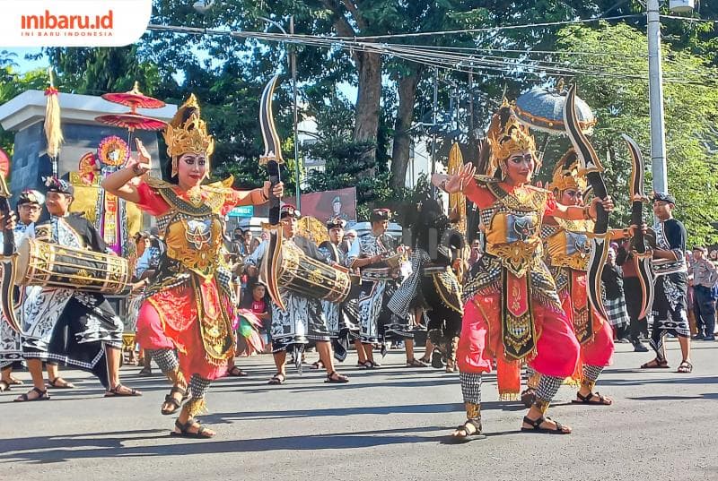 Tarian Bali turut memeriahkan pembukaan pawai ogoh-ogoh. (Inibaru.id/Fitroh Nurikhsan)