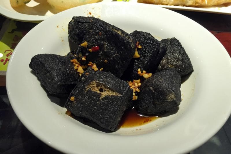 Stinky tofu berwarna gelap dan berbau busuk karena proses fermentasi. (Wikipedia)