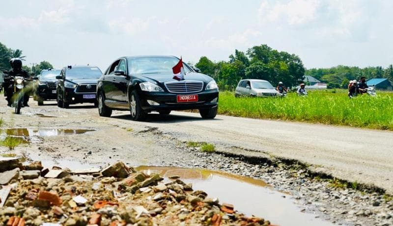 Presiden Jokowi meninjau jalan rusak di Lampung, Jumat (5/5/2023). (Biro Pers Sekretariat Presiden)