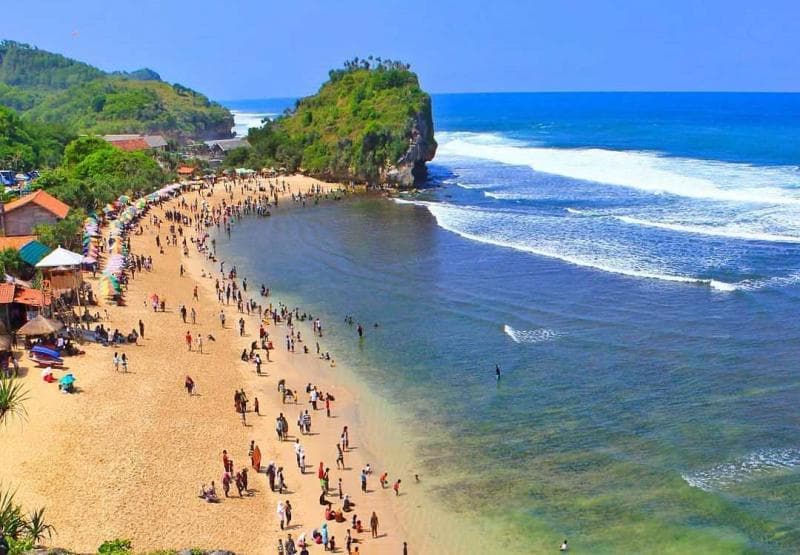 Pantai Indrayanti di Gunung Kidul, Yogyakarta atau pantai selatan Jawa konon menjadi rumah atau keraton bagi Kanjeng Ratu Kidul. (Instagram @pantaiindrayanti)