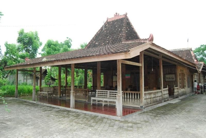 Menurut kepercayaan orang Jawa, rumah menghadap ke Selatan atau Utara dapat membawa hal baik. (Ruparupa)