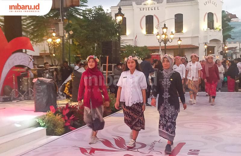 Peserta parade 'Sarungku Gayaku' ketika berjalan di catwalk di depan Taman Srigunting, Kota Lama. (Inibaru.id/ Fitroh Nurikhsan)