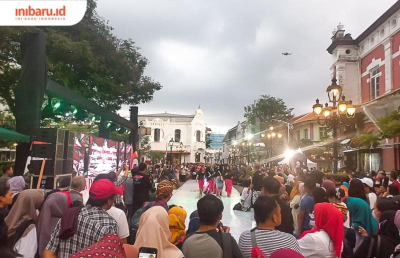 Suasana parade 'Sarungku Gayaku' di kawasan Kota Lama. (Inibaru.id/ Fitroh Nurikhsan)