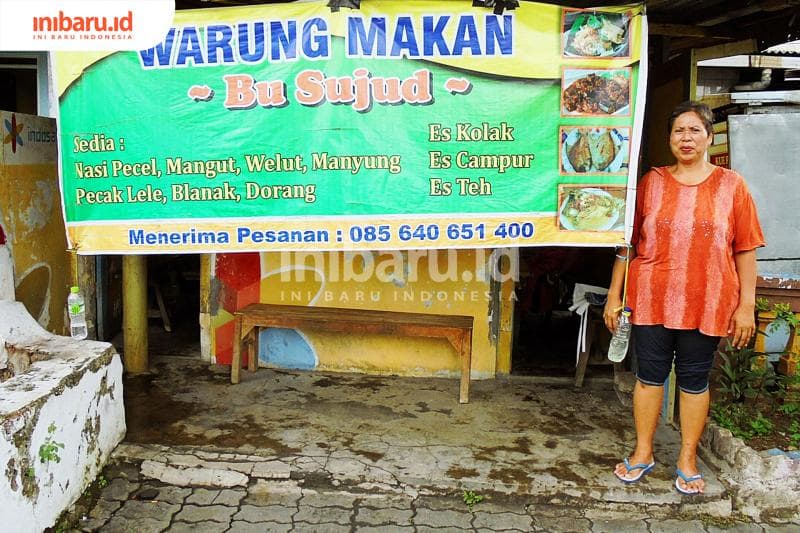 Mbak Mi di depan Warung Makan Bu Sujud di daerah Krapyak, Semarang Barat. (Inibaru.id/Isma Swastiningrum)<br>