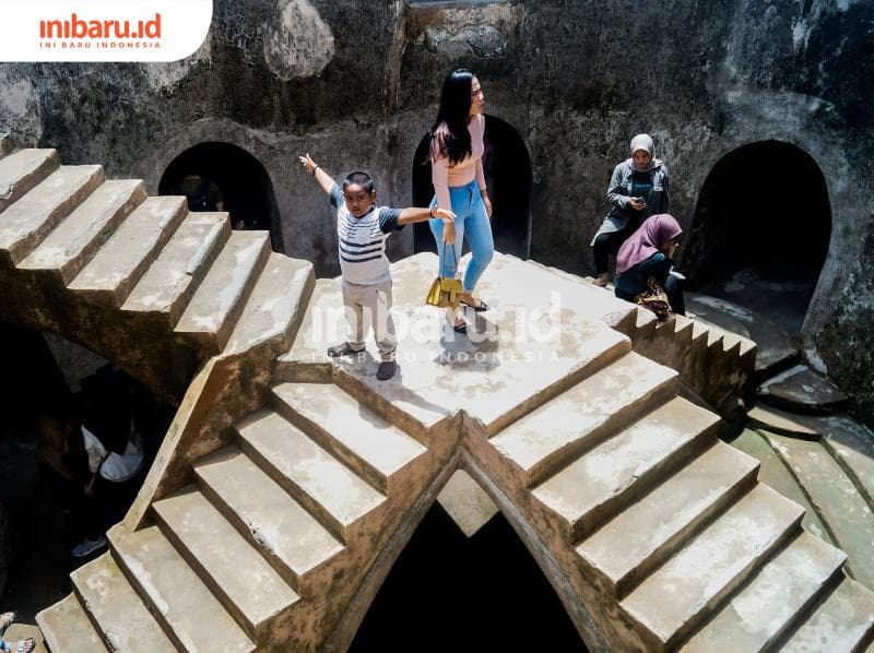 Sumur Gumuling sering dijadikan spot foto oleh para pengunjung. (Inibaru.id/ Audrian F)<br>