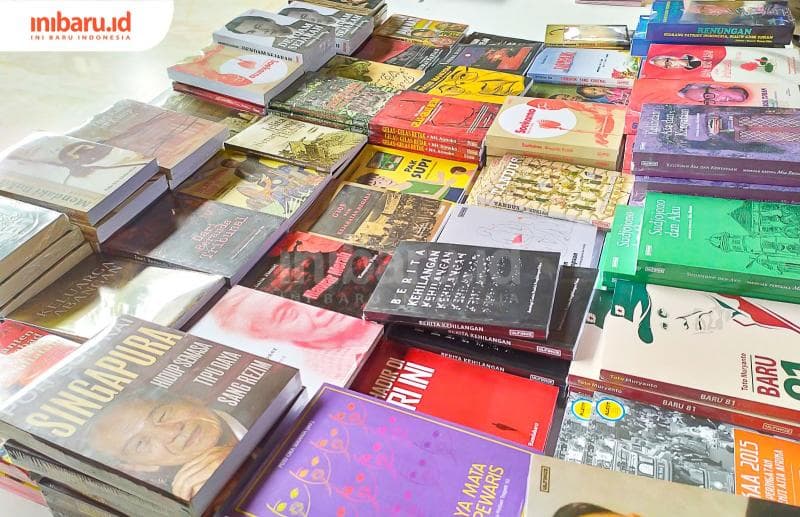 Ada ratusan judul buku yang dipamerkan bazar buku Maring.&nbsp;(Inibaru.id/ Rizki Arganingsih)