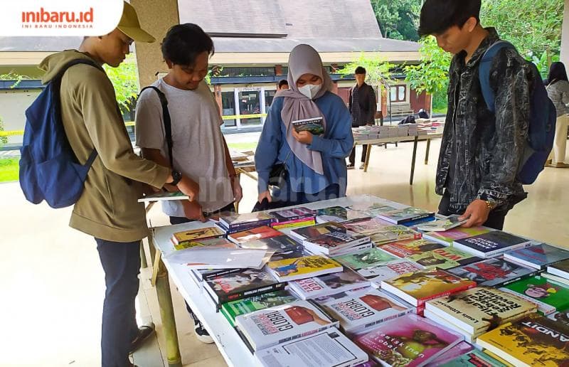 Pengunjung Bazar buku 'Maring' sibuk memilih buku-buku yang akan dibawa pulang.&nbsp;(Inibaru.id/ Rizki Arganingsih)