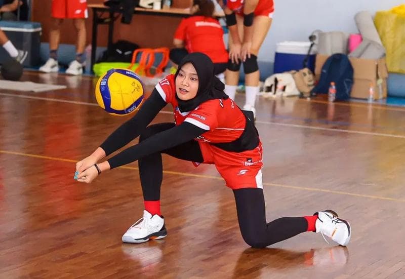 Wilda Siti Nurfadhilah, atlet Timnas Voli Putri Indonesia yang mendapatkan sorotan positif karena mengenakan hijab saat bertanding. (Instagram/@bandungbjbtandamataofficial)