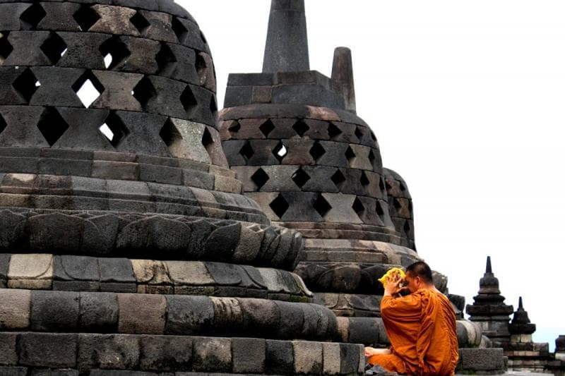 Ilustrasi: Para biksu yang berjalan kaki dari Thailand akan merayakan Waisak di Candi Borobudur. (Pixabay)