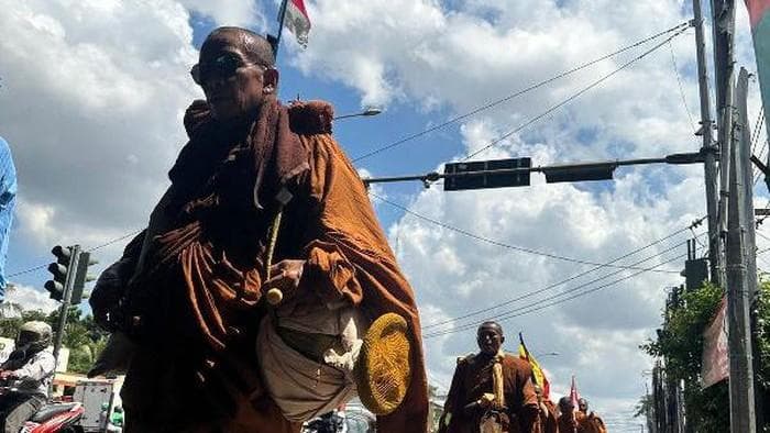 Para Biksu Lakukan Ritual Thudong, Berjalan dari Thailand ke Borobudur