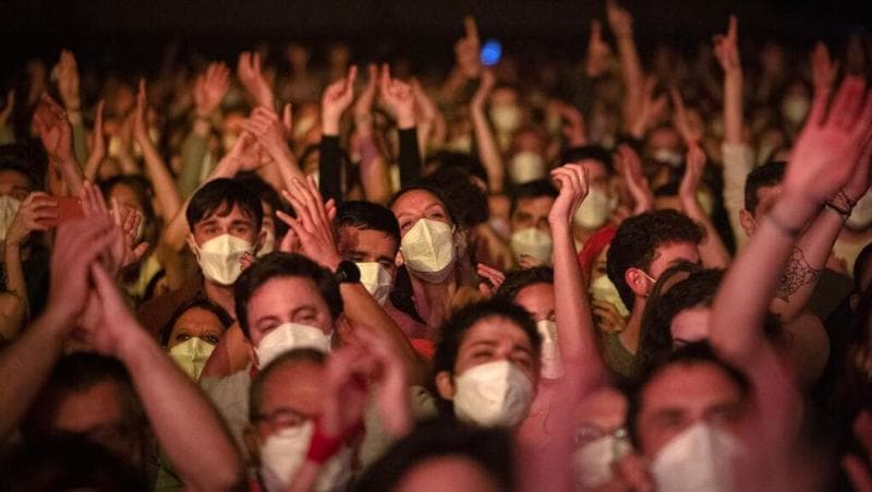 Ilustrasi: Potensi terjangkit virus saat menonton konser di masa sesudah pandemi tetap ada. (AP/Emllio Morenatti)