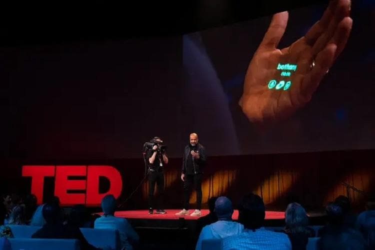 Humane AI-Wearable yang disebut-sebut bisa jadi pengganti smartphone. (Interesting Engineering/TED Talk)