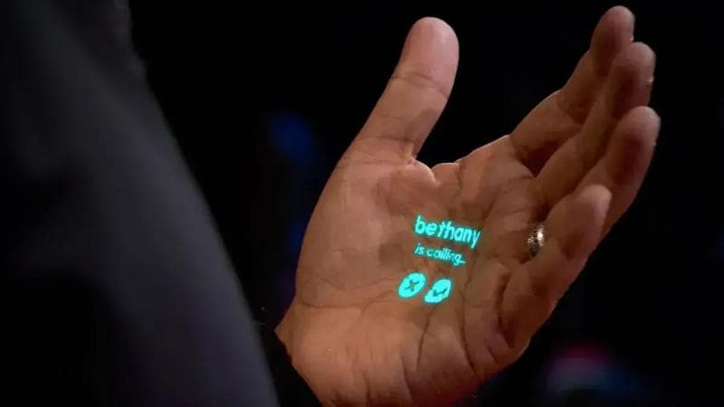 Humane AI-Wearable memakai teknologi terkini. (Interestingengineering/TED Talk)