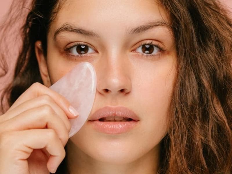 Meremajakan Kulit dengan Gua Sha
