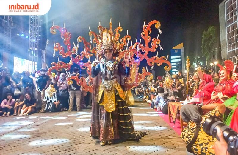 Salah satu peserta Semarang Night Carnival 2023 sedang berlenggak-lenggok di depan Taman Titik Nol. (Inibaru.id/ Fitroh Nurikhsan)